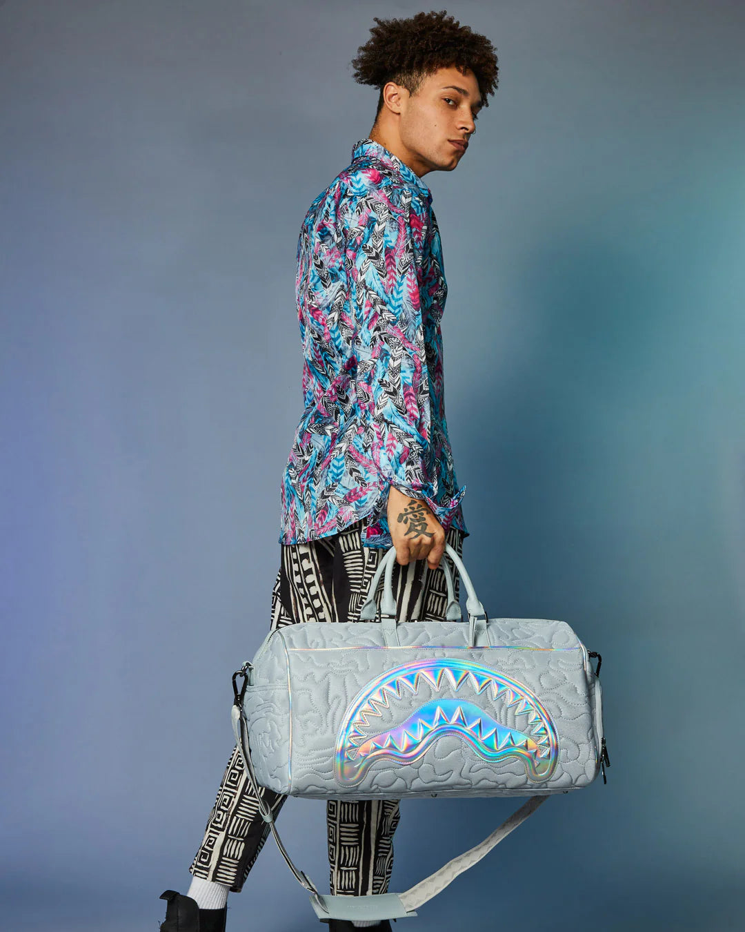 MIRASHAKU IRIDESCENT QUILT DUFFLE - Image 4