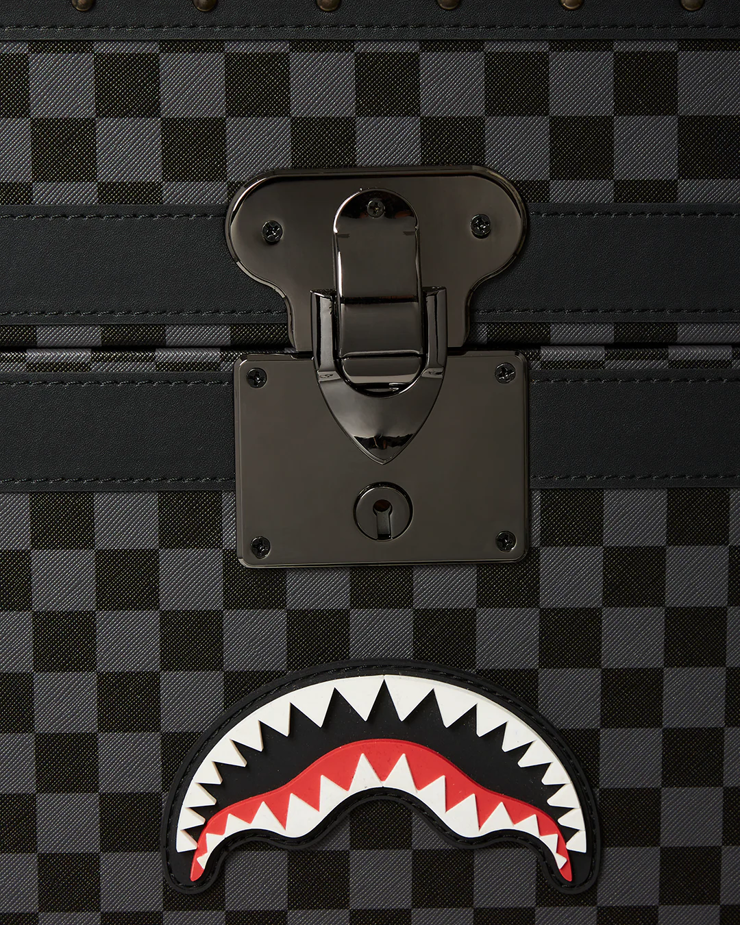 VANQUISH II WARDROBE TRUNK - Image 25