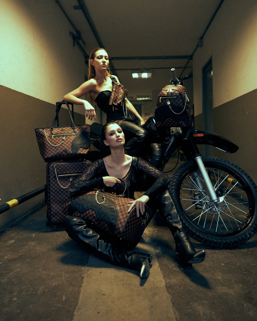HENNY LOCK SHARKS IN PARIS TOTE - Image 2