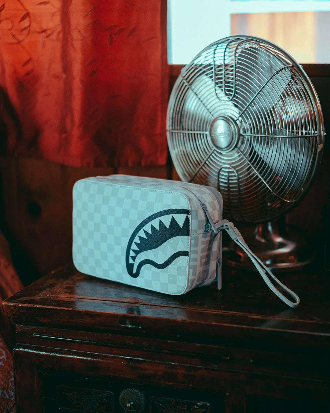 SPLIT THE CHECK (PEARL) TOILETRY BAG - Image 4