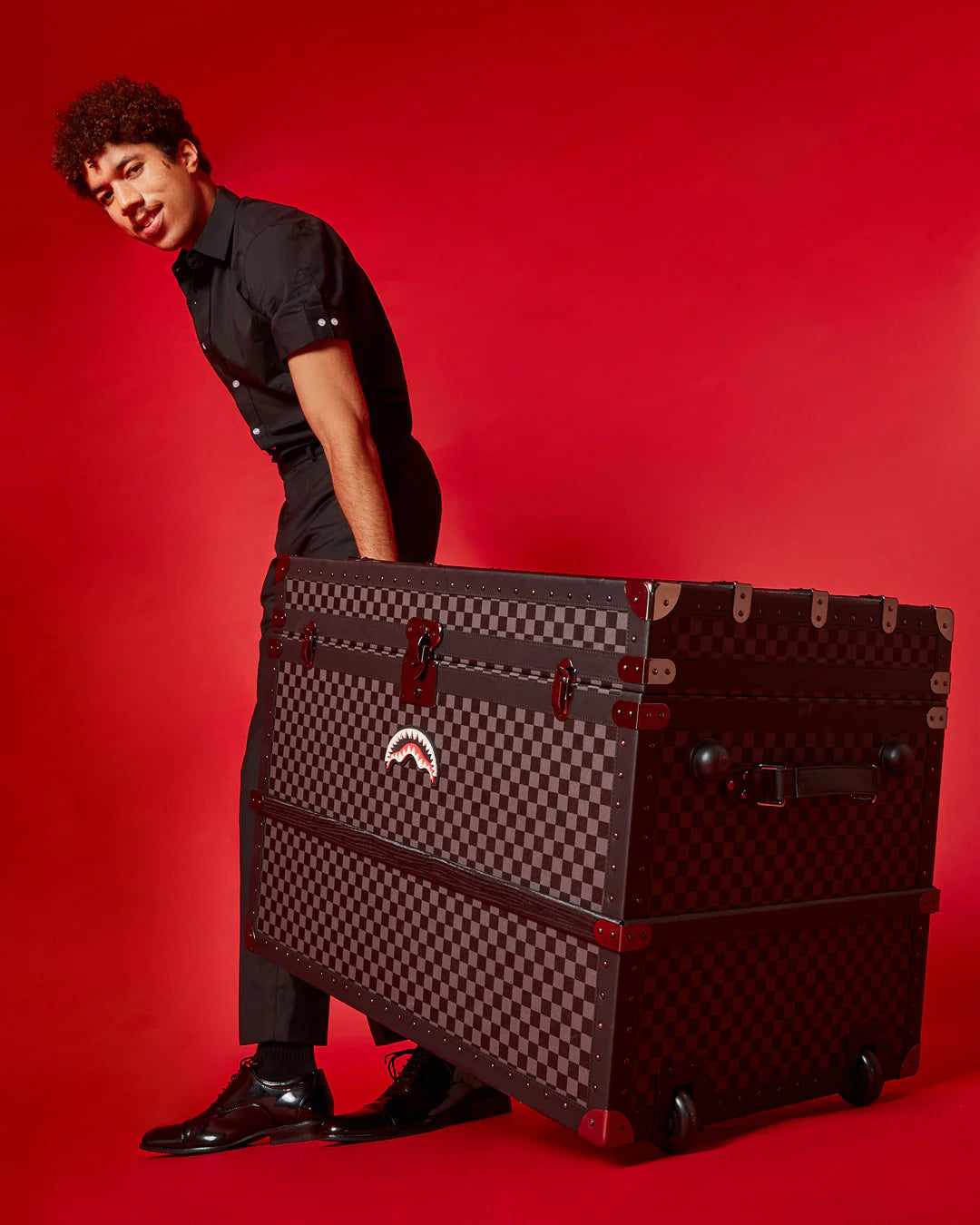 VANQUISH II WARDROBE TRUNK - Image 17